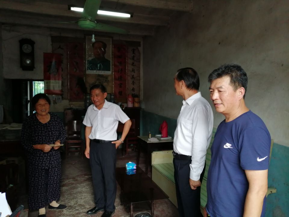 市退役军人事务局局长徐美生“七一”慰问困难群体。