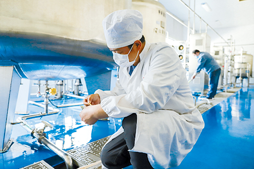 工人在爱民制药有限公司生产车间工作