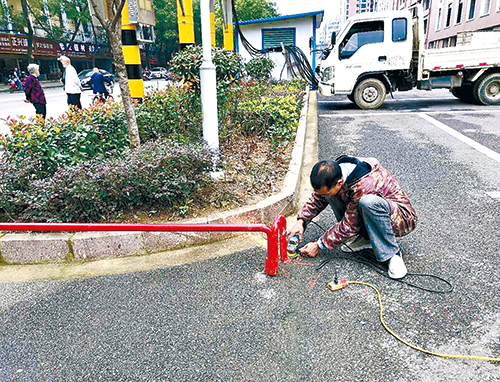 市城管委组织工作人员清除江碧路聚福广场门口路障