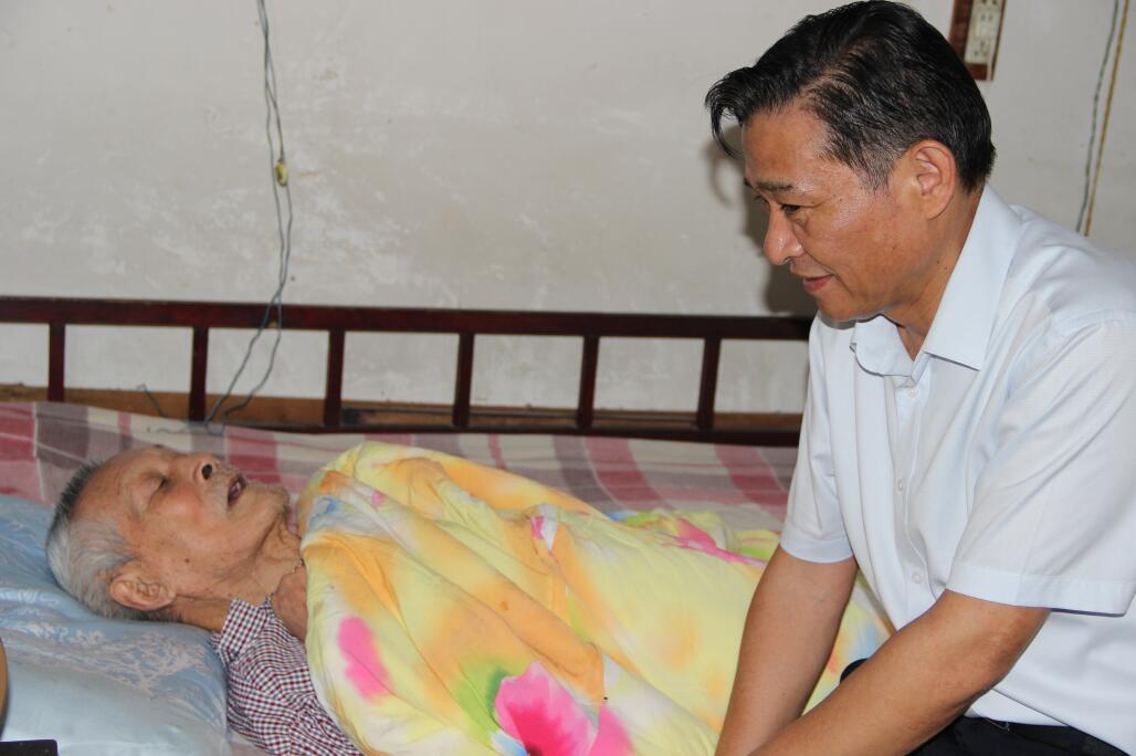 市退役军人事务局局长徐美生看望复退军人吕焕章