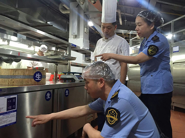 监管执法人员食品安全专项检查,图为检查酒店厨房器具卫生安全状况.jpg