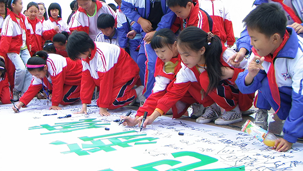 中小学生签名支持环保工作.jpg