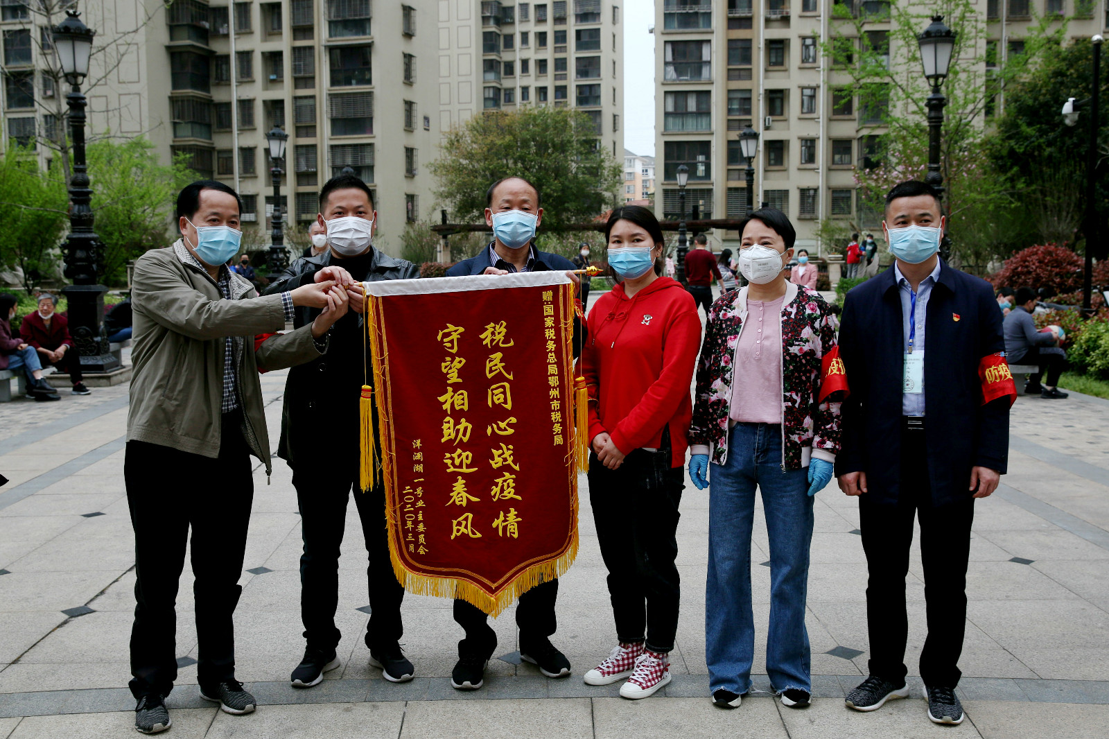3月25日，鄂州正式“解封”后，市税务局负责包保值守的各个社区和居民们纷纷自发送来锦旗，对税务部门两个月来的辛勤“守护”表示感谢.jpg