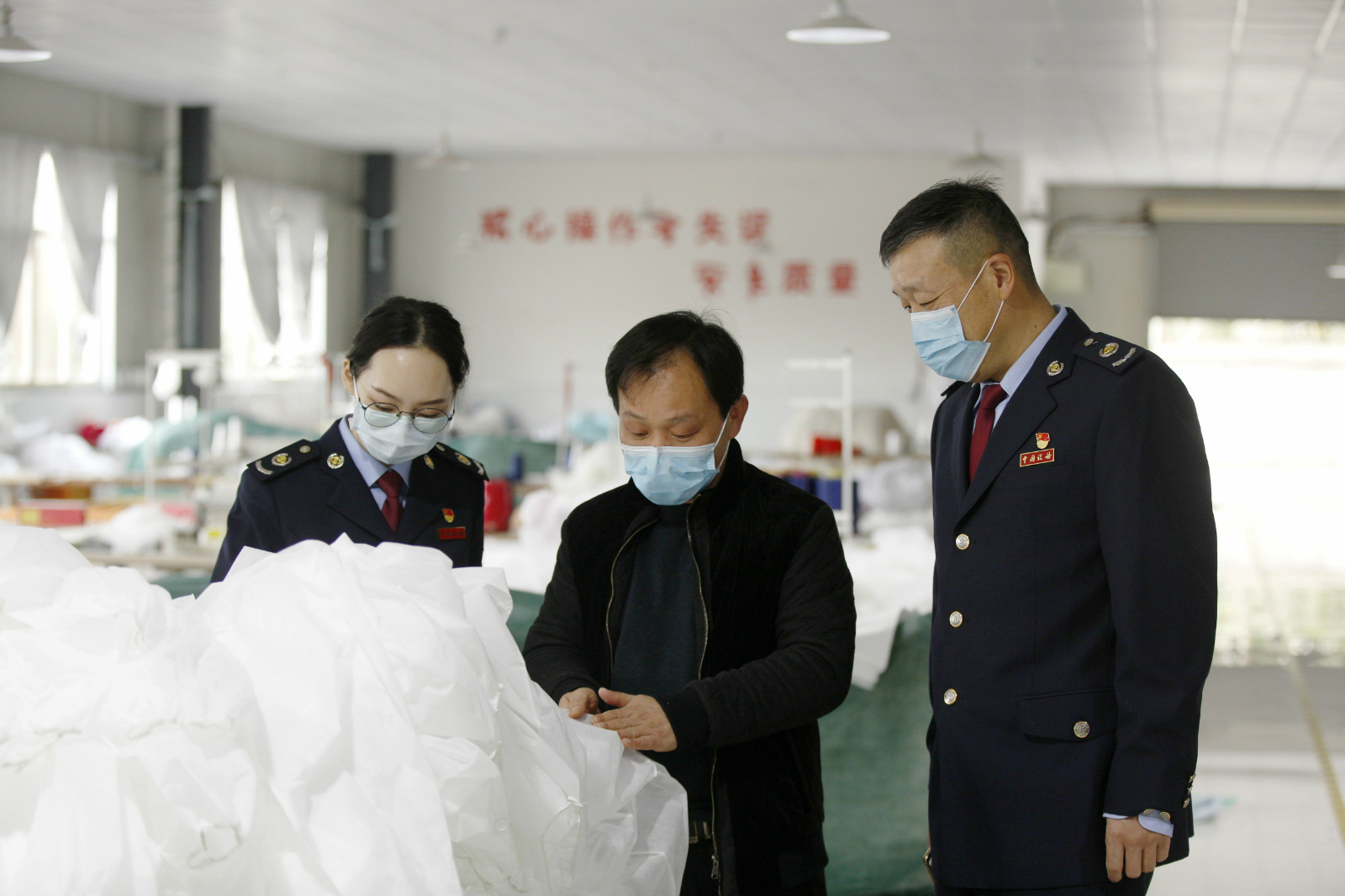 税务干部来到具有防护服生产资质的鄂州奥星非织布有限公司了解企业生产及捐赠情况，解答企业关于疫情防控捐赠的相关疑问.jpg