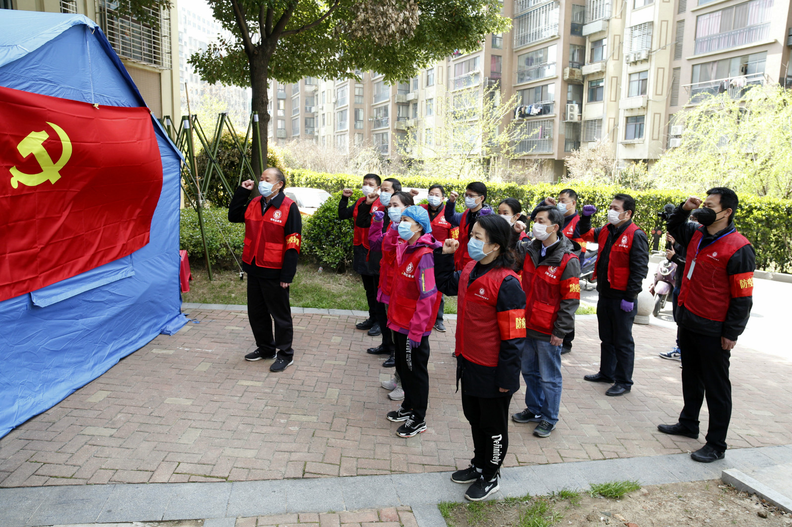 疫情期间，市税务局机关党员干部在党委书记、局长杜精干的带领下，身先士卒，下沉一线，充分发挥基层党组织的战斗堡垒作用和党员先锋模范作用.jpg
