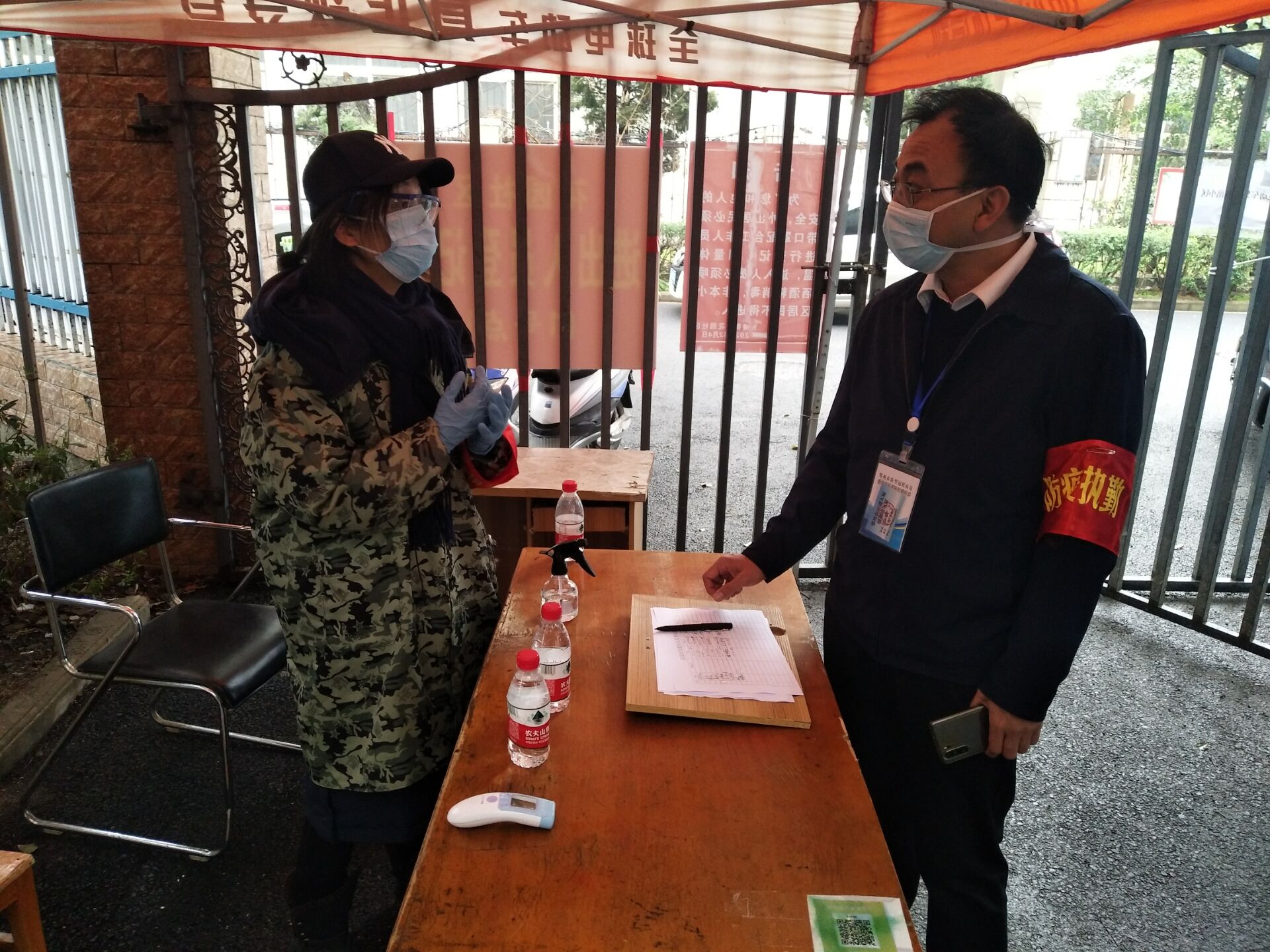 市财政局党组书记、局长张波涛同志（右）到花园社区花园二区入口处检查值守情况.jpg