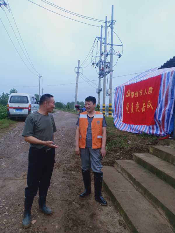 参加防汛应急救援活动.jpg