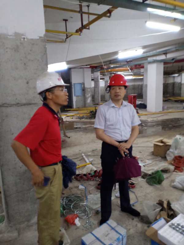 察看防空地下室设备设施.jpg