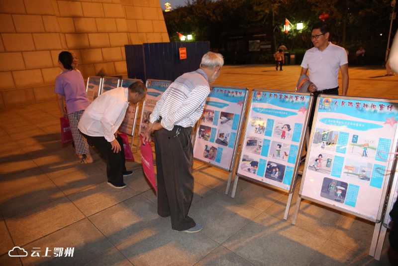 开展人民防空知识户外宣传.jpg