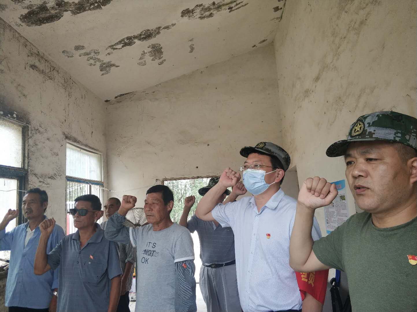 在防汛驻守点与当地群众一起宣誓.jpg