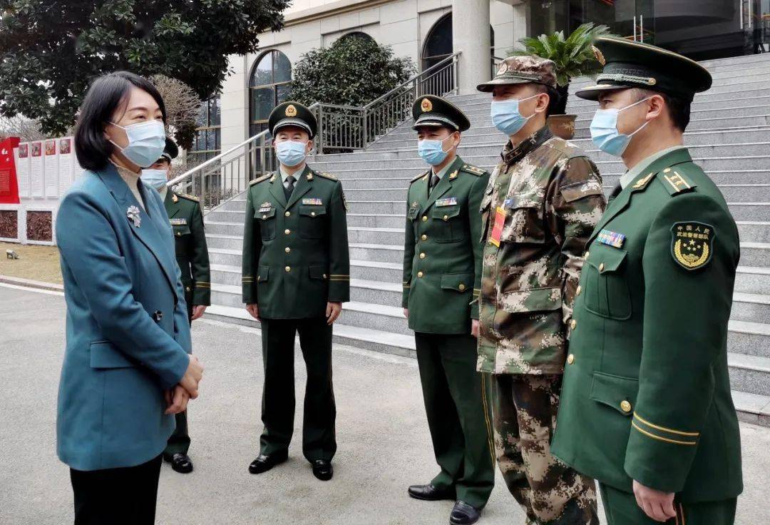 Ⅲ-55市长陈平走访慰问武警官兵.jpg