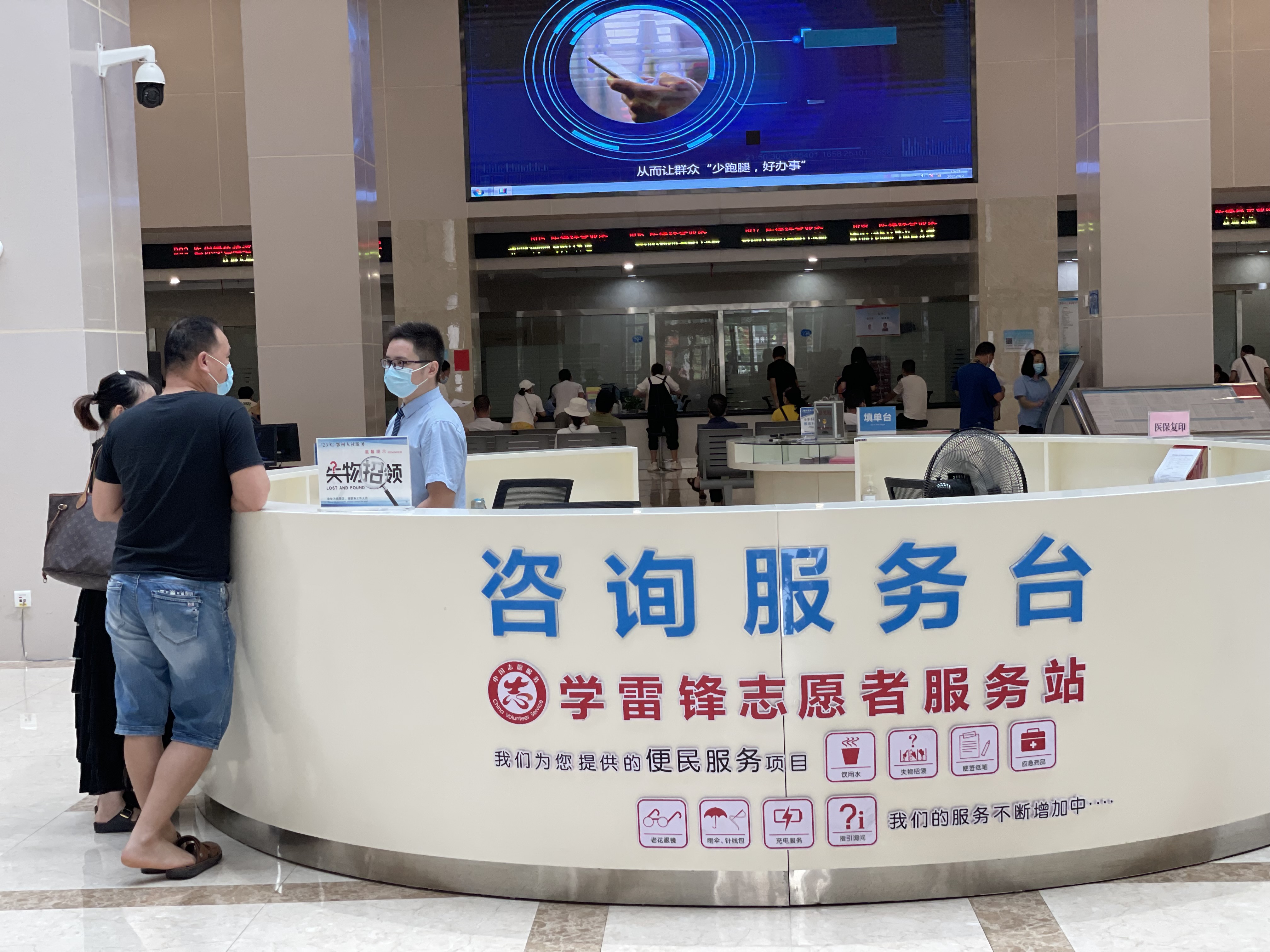 市就业社保中心设立咨询服务台.JPG