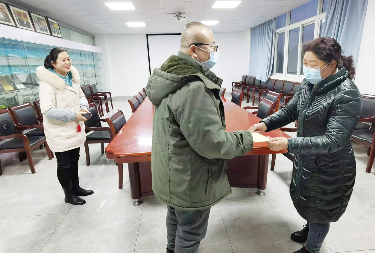 党组书记、局长张相华到深圳格力浦公司慰问困难职工.png