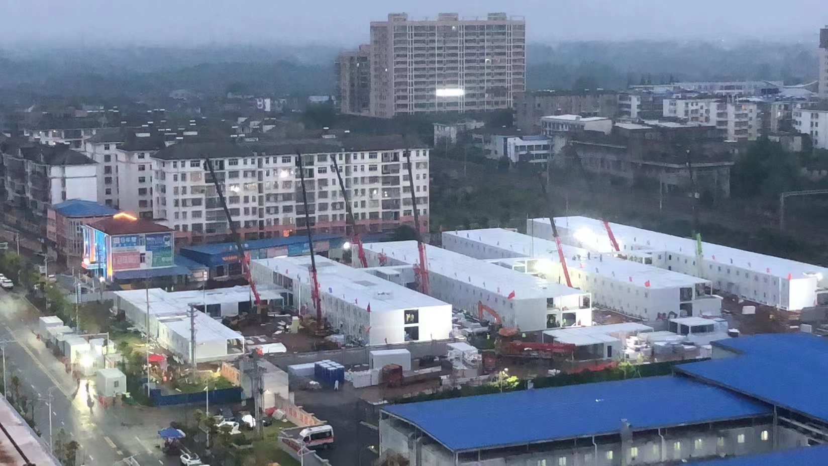市城控集团支援建设方舱医院.jpg