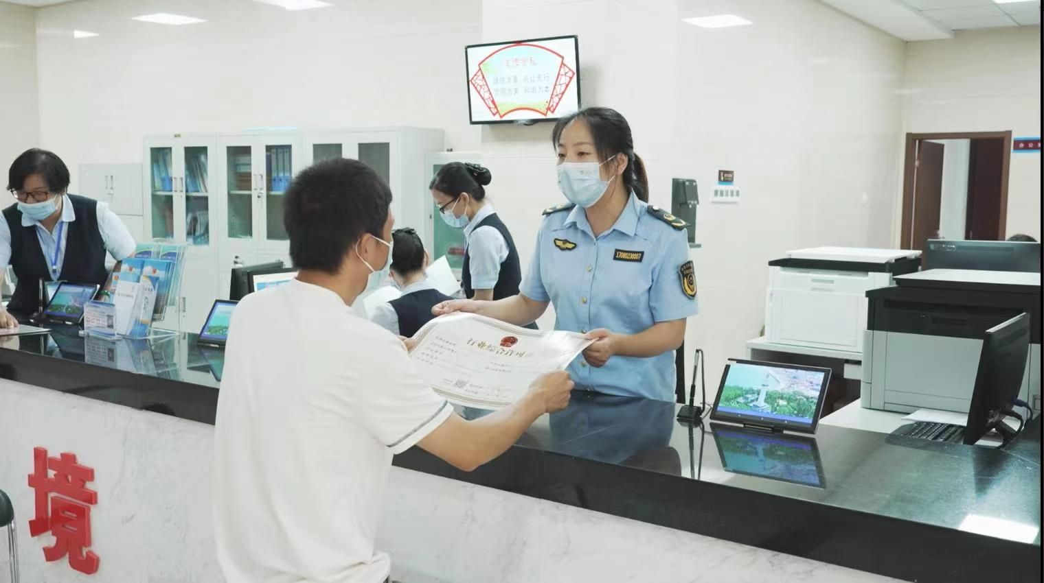华容区政务服务中心发出湖北探索“承诺即入制”改革以来的首张综合许可证.jpg