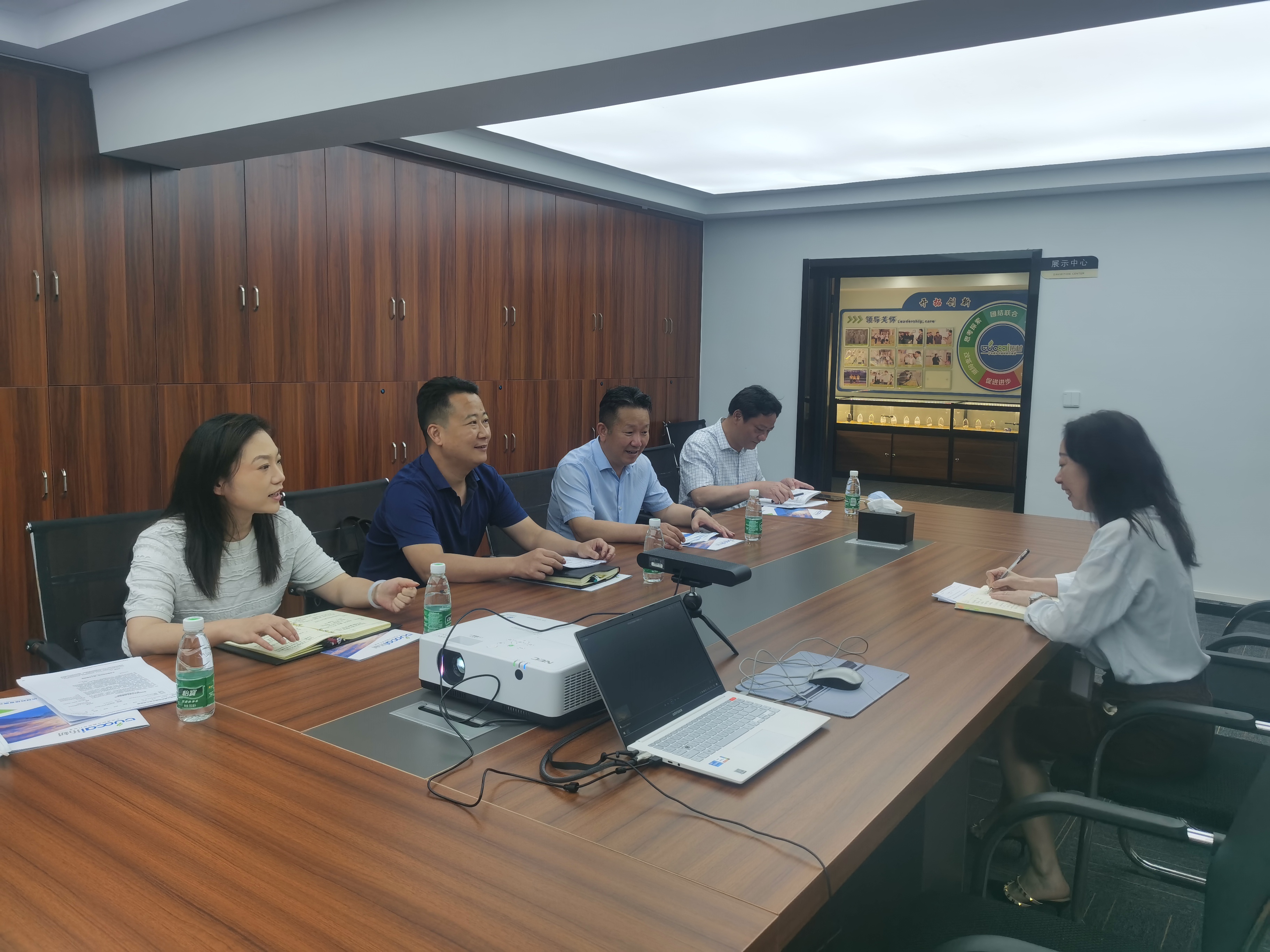 市行政审批局班子成员到武汉拓材科技有限公司调研，为企业解决实际困难.jpg
