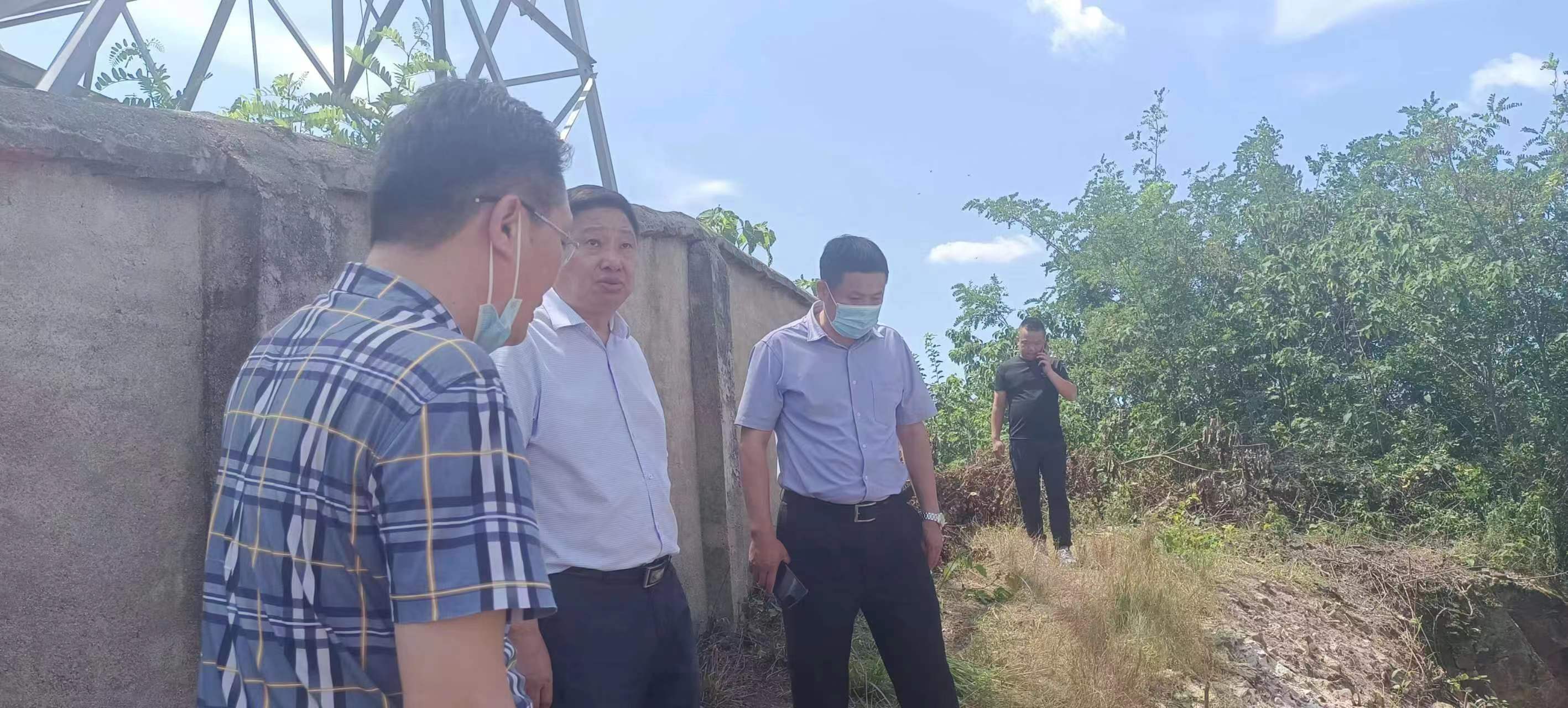 任东到鄂城区杜山镇查看地质灾害点.jpg