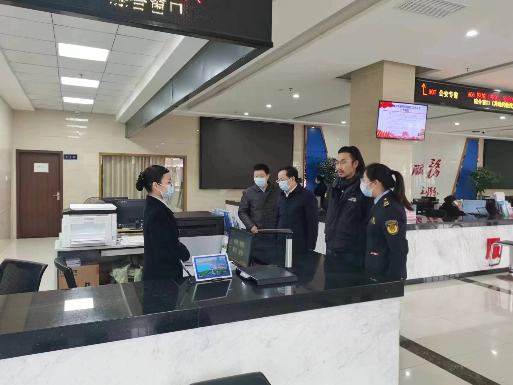 2月9日湖北电视台到华容区就“市场准营承诺即入制”进行新闻采访.jpg