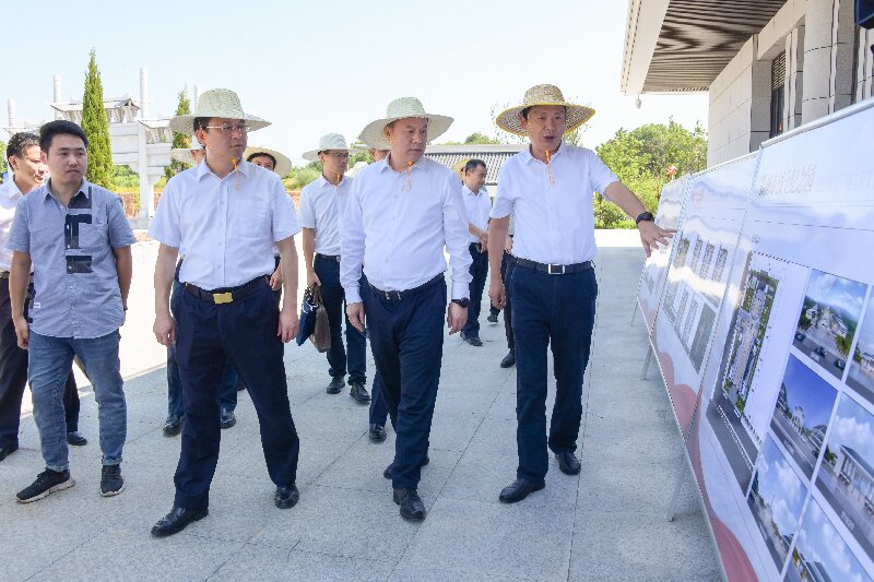 2023年8月9日，省退役军人事务厅党组书记、厅长杨爱东(右二)、鄂州市委书记孙兵（右三）实地调研鄂州烈士纪念园.jpg