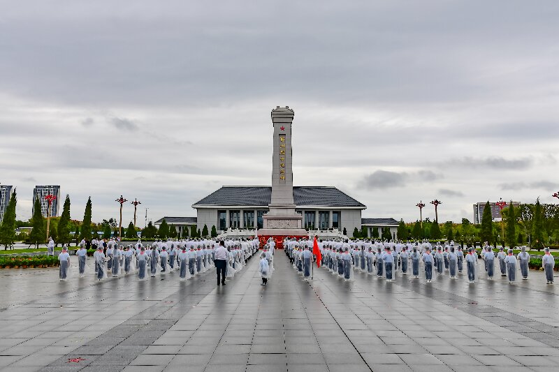 2023年9月30日鄂州市在鄂州烈士纪念园举行烈士纪念日向英雄烈士敬献花篮仪式.jpg