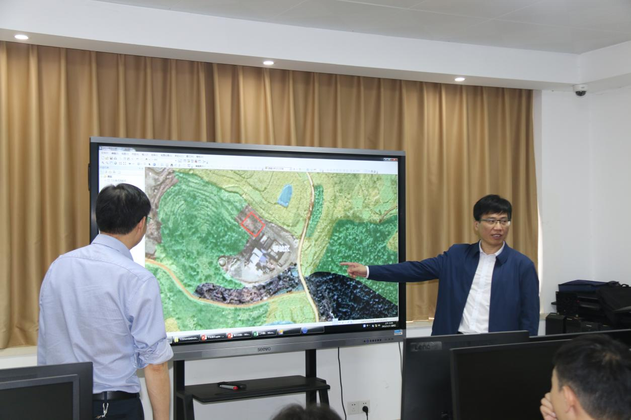 2023年3月鄂州市审计局党组书记、局长高月明（右一）现场指导审计组运用大数据审计技术分析核查疑点问题.png