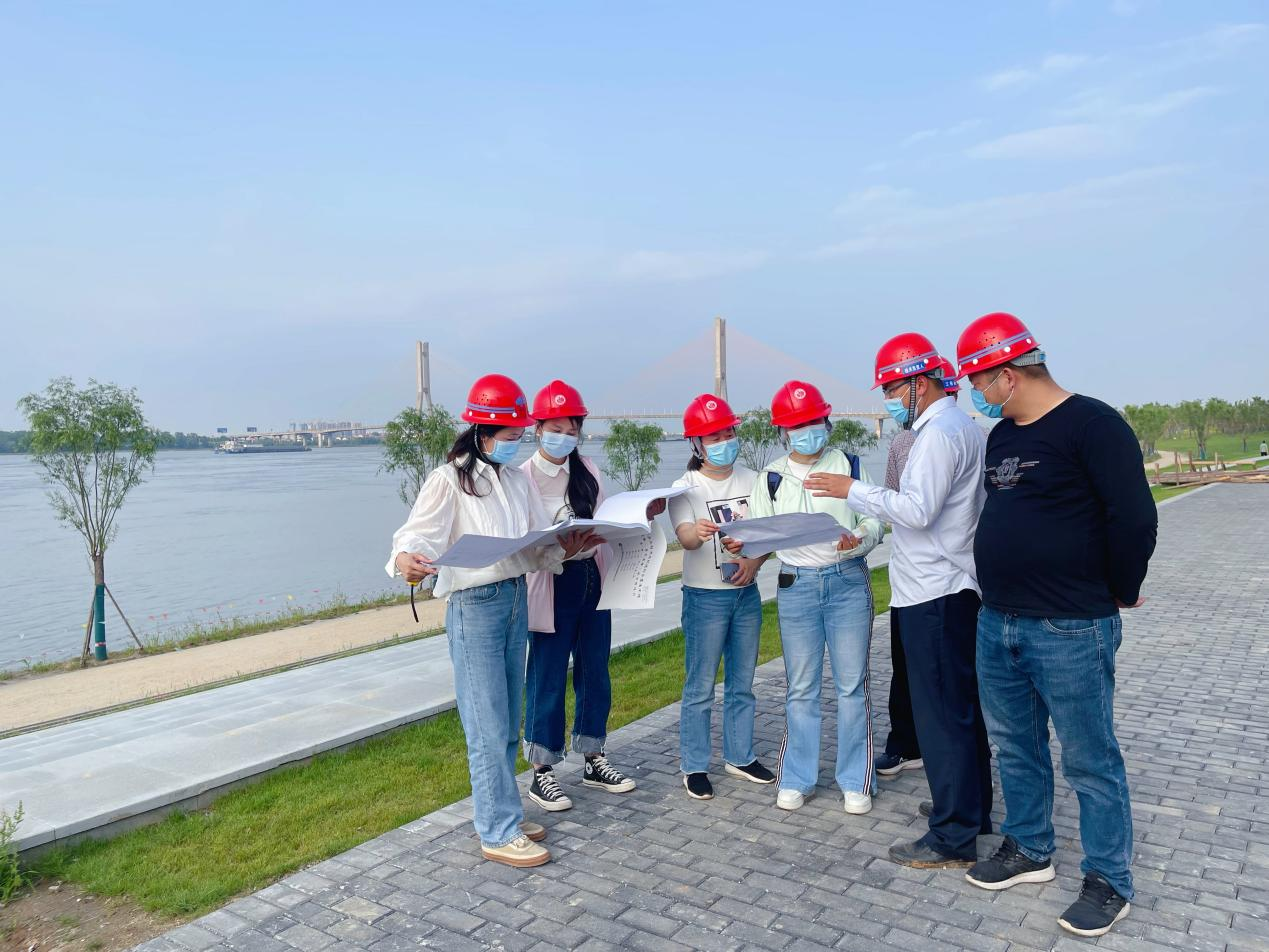 2022年鄂州市审计局审计人员开展鄂州樊口区域沿江路及江滩环境综合整治工程、滨江防洪及环境综合整治工程审计现场.png