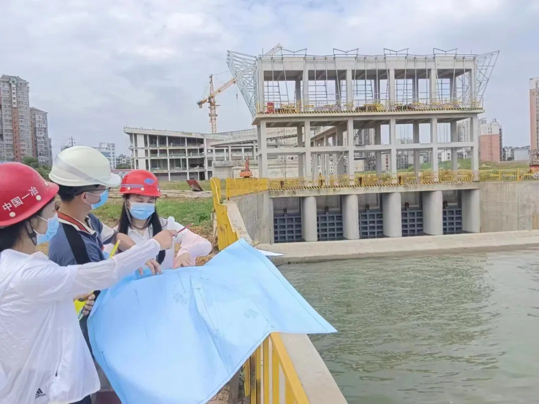2022年6月鄂州市审计局审计人员开展洋澜湖泵站迁建工程审计现场.png