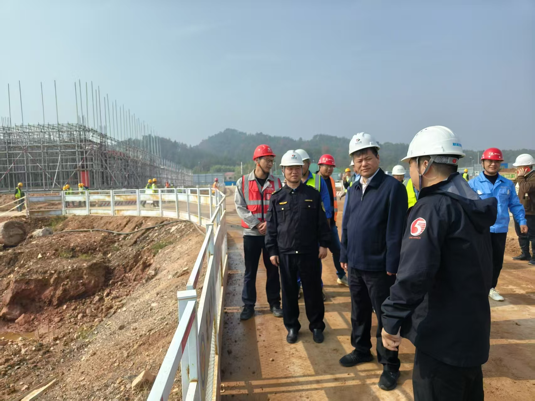 李青松陪同闸源虹到华中区域应急物资供应链与集配中心项目调研.png