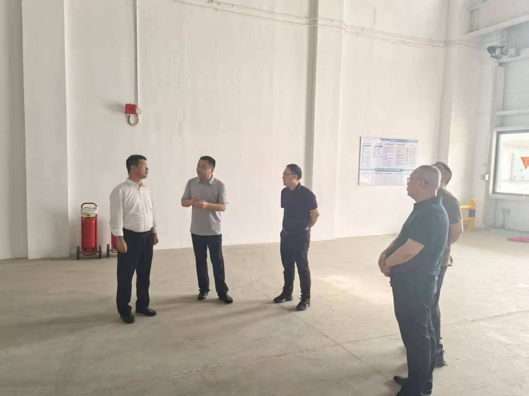 李青松带队到花湖机场调研危险化学品储存仓库建设情况.png