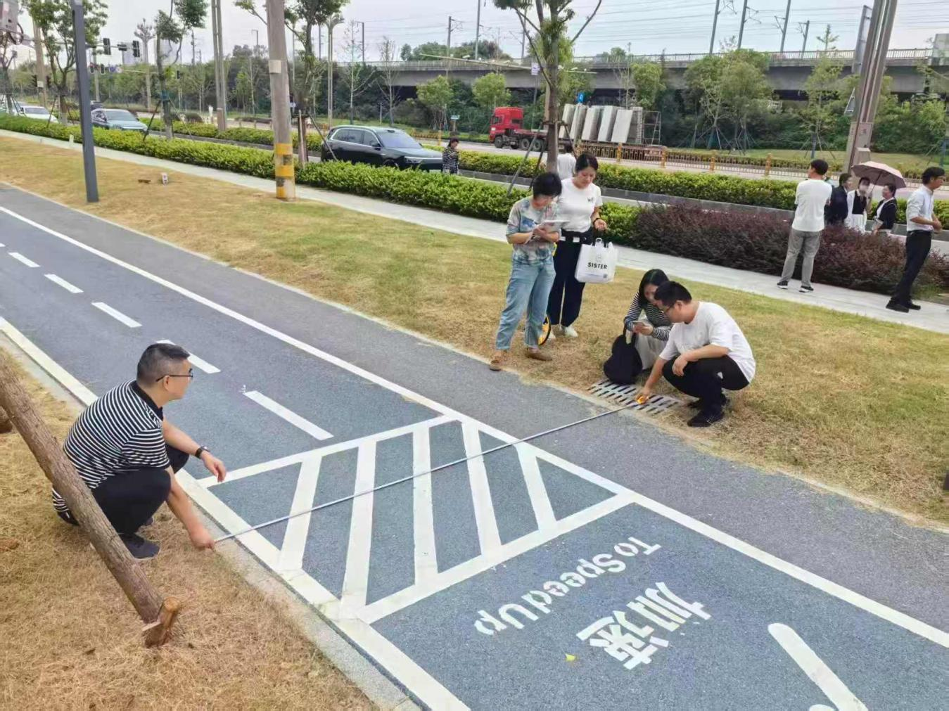 2025年11月7日， 市审计局在武汉新城至花湖机场快速通道（横一线）项目－(高新大道段)工程建设专项审计调查中关注公路建设管理情况.png