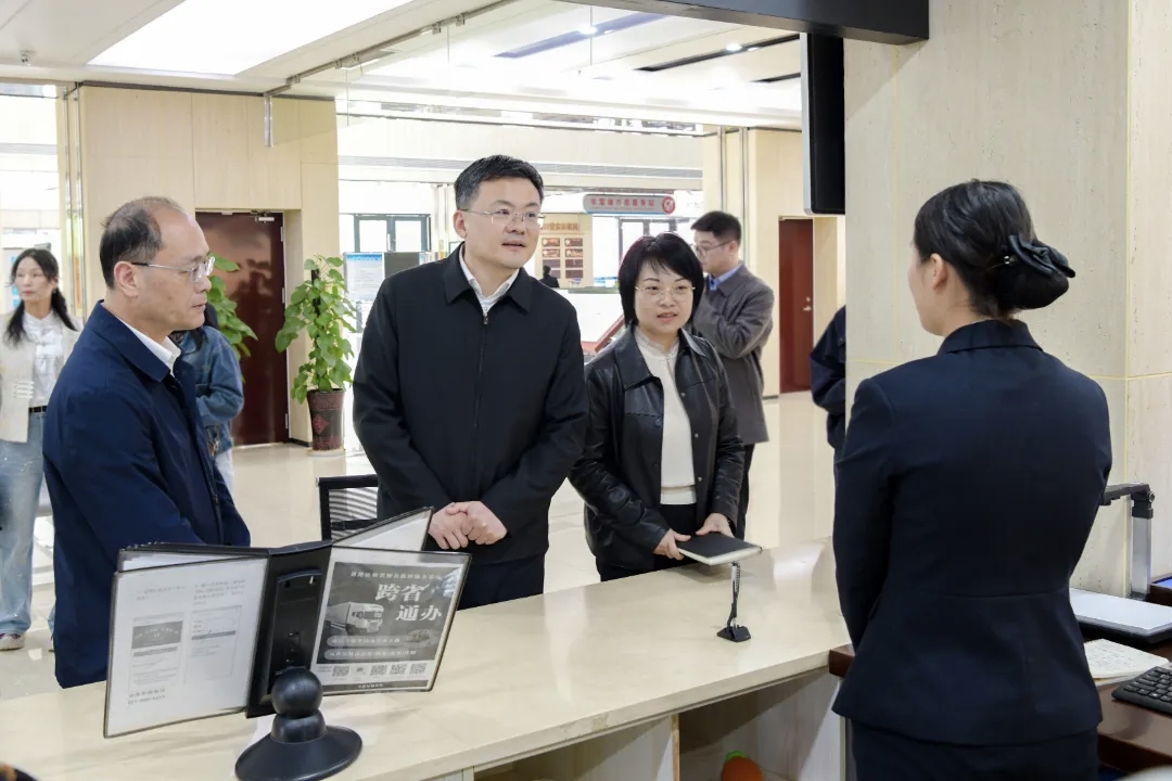 市委副书记、市长王玺玮调研市政务服务中心综合改革.jpg