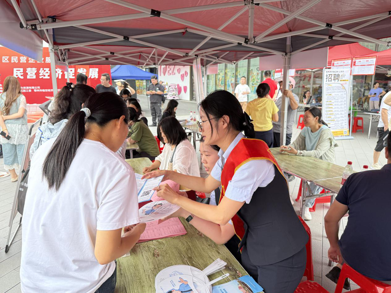 在吾悦广场开展政务服务“进商圈”活动.png