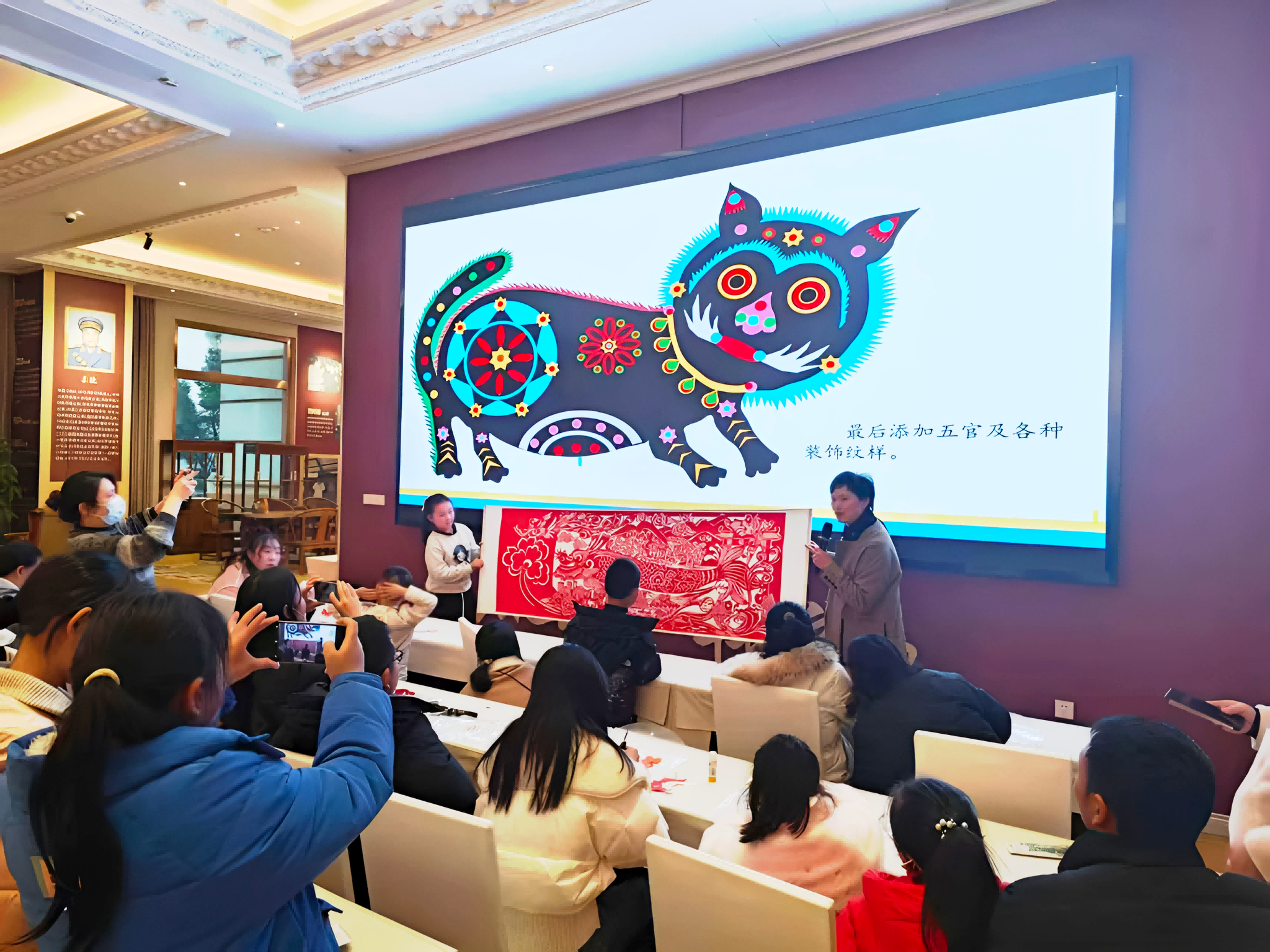 2026年首场“知音湖北 超级文旅日”，省级雕花剪纸传承人曹小琴在荆楚非遗大师讲堂上开展剪纸技艺授课.png