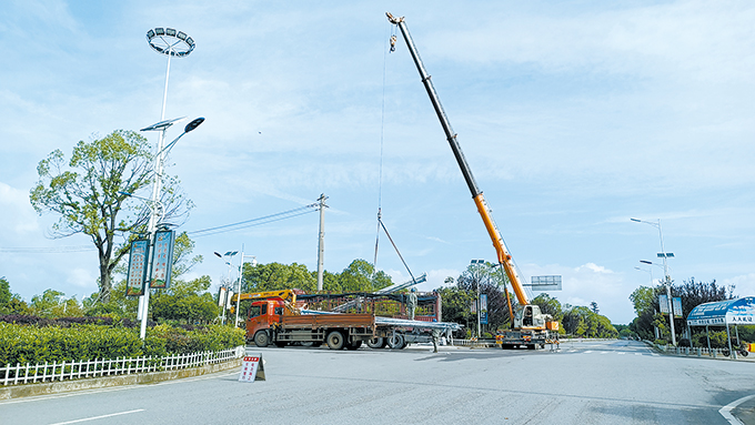施工人员在安装新式路灯