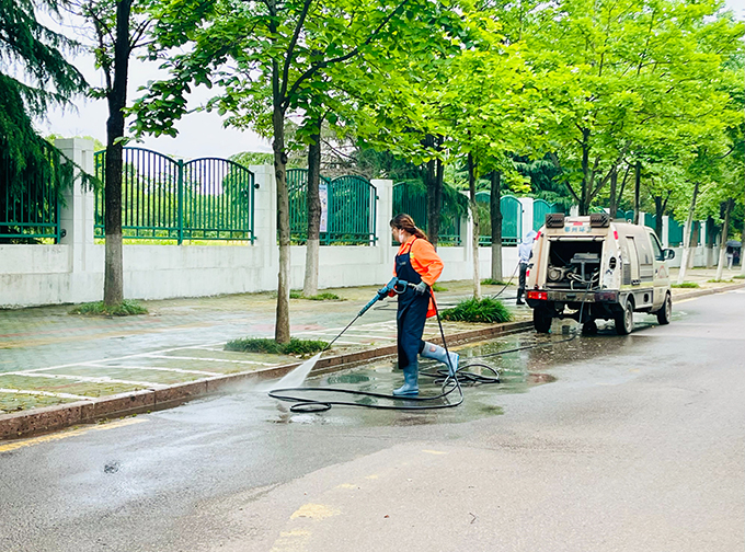 工作人员对城区各主次干道路面进行集中冲洗、清扫