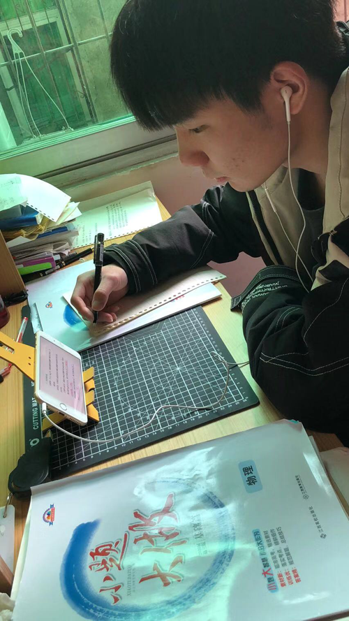 鄂州市高三年级全面开启空中课堂学生们是这样上课的